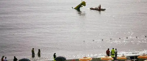 Giardini Naxos, sfiorata la tragedia: aereo precipita in mare