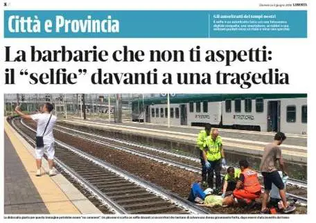 Il treno investe la donna, giovane scatta un selfie