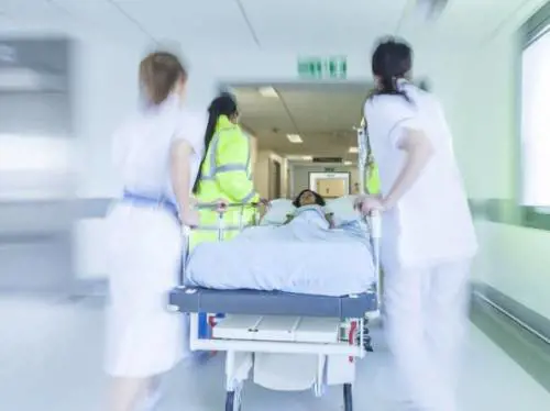 Palermo, figlio di un paziente in attesa si scaglia contro un medico 