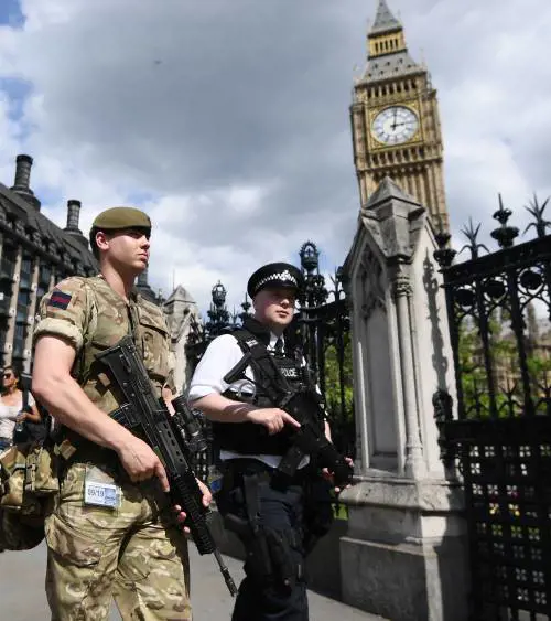 AAA scorta femminile cercasi per salvare le deputate inglesi