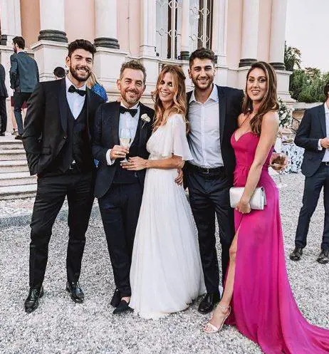 Gaffe di Cecilia Rodriguez: nelle foto delle nozze di Bossari si ritocca il lato b