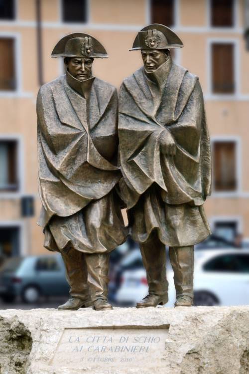 Schio, gang di africani (e un italiano) deturpa il monumento ai carabinieri