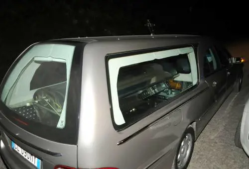 Il carro funebre vola dalla scarpata insieme al parroco e al feretro