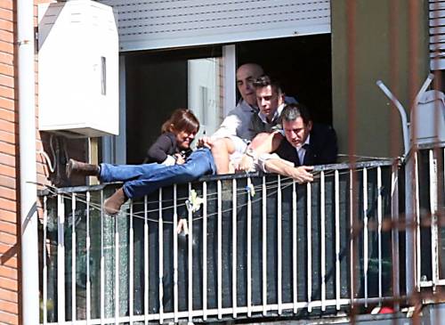 Accoltellò la ex e si barricò sul balcone: condannato a 8 anni l'uomo salvato dai vigili
