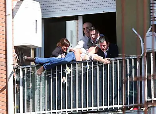Accoltellò la ex e si barricò sul balcone: condannato a 8 anni l'uomo salvato dai vigili