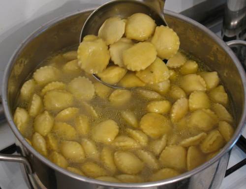 Parma, anolini in brodo con panna: calci e pugni alla convivente