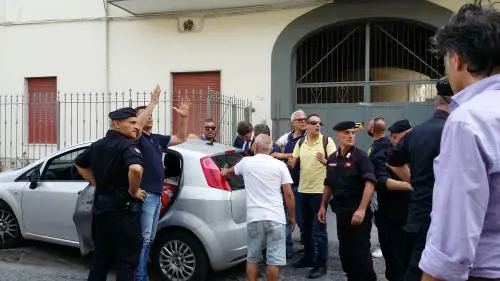 Lavoratore si incatena davanti la casa di Di Maio e si butta benzina addosso