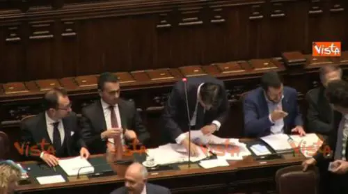 Conte chiede a Di Maio: "Questo posso dirlo?". E il grillino: "No"