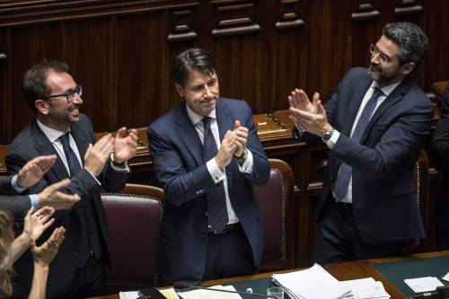 Fiducia bis per Conte Ma fa infuriare la Camera con due scivoloni