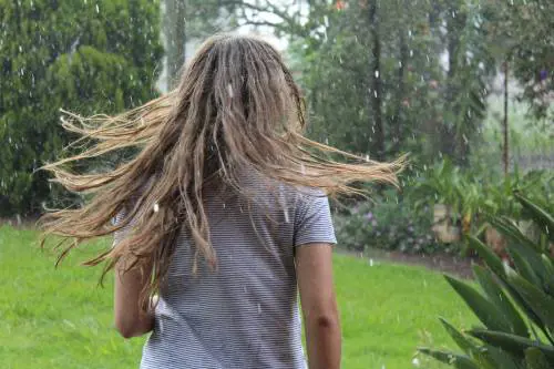 Viareggio, a 10 anni si taglia i capelli per donarli ai bimbi malati