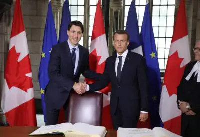 Macron il traditore non si scusa: "Non do ragione a chi provoca"