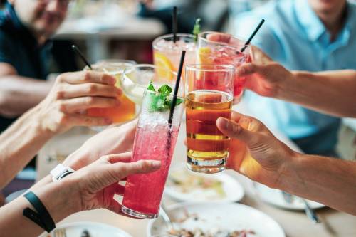 Bere alcol aumenta il rischio di Alzheimer