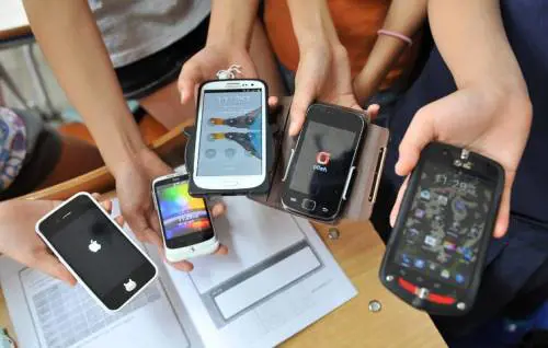Francia, approvata legge sul divieto di uso di cellulari nelle scuole
