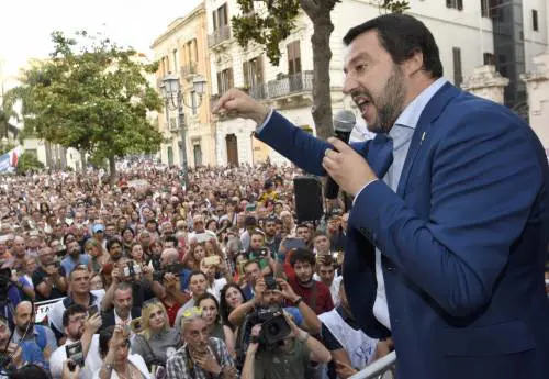 Salvini: "La Nato noi la paghiamo: difenda i nostri confini"