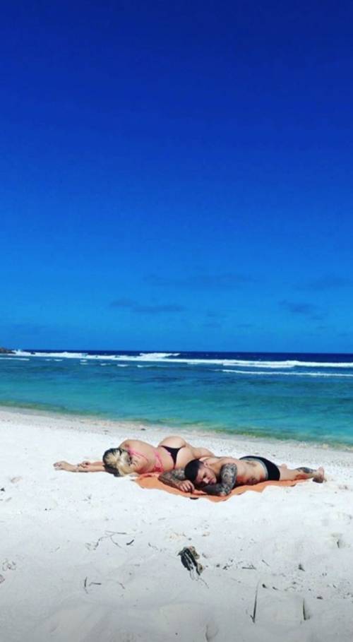 Wanda Nara sexy in bikini alle Seychelles