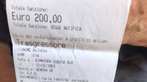 Genova, multa di 200 euro a una clochard: infastidiva i commercianti perchè bivaccava per strada