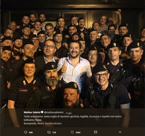 Matteo, selfie e governo Il tour del «poliziotto» travestito da ministro