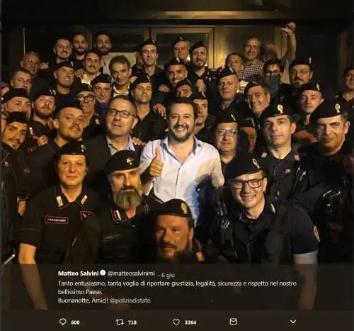 Matteo, selfie e governo Il tour del «poliziotto» travestito da ministro