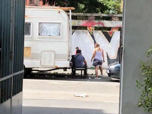 I rom circondano la volante. Poliziotto costretto a sparare