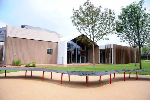 Orto e "patio delle farfalle" nell'asilo di Citylife