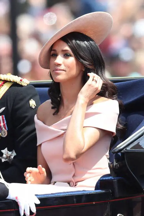 Bagno di folla per Meghan alla parata per la regina
