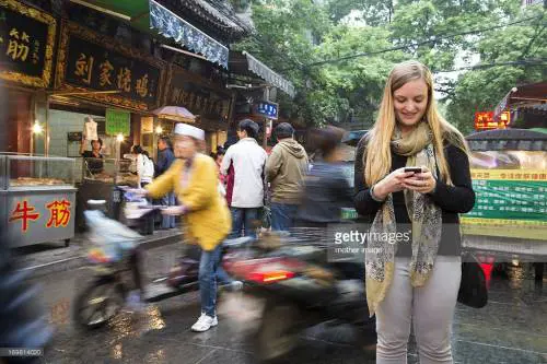 La prima corsia pedonale per i fanatici dello smartphone