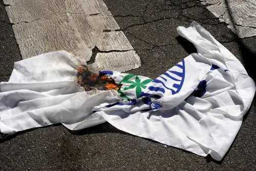Ecco il razzismo della sinistra: bruciata la bandiera della Lega
