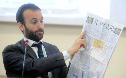 Pure l'editore del "Foglio" prova a riposizionarsi: "Il governo merita fiducia"