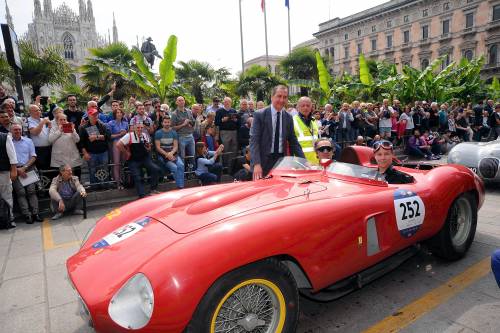 Beppe Sala e un'auto d'epoca davanti al Duomo di Milano