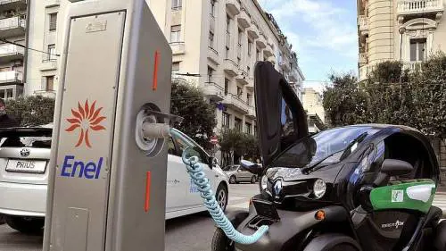 Stangata sulle ricariche: l'auto elettrica è un salasso