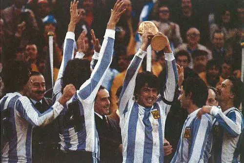 La farsa della "mano de Dios" e le tante Coree dell'Italietta