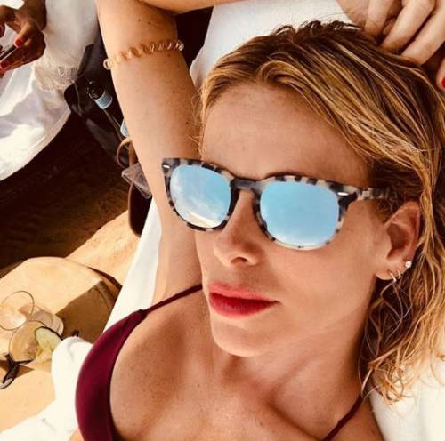 Alessia Marcuzzi bellissima al sole