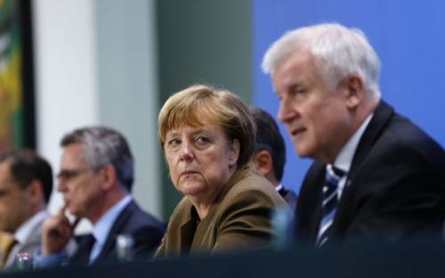 Germania, scontro al governo sui migranti: Seehofer vuole la linea dura