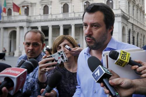 Salvini va dall'agente indagato "Lo Stato è dalla parte delle divise"