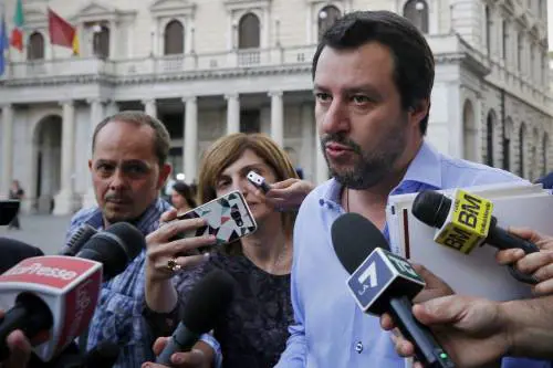 Salvini va dall'agente indagato "Lo Stato è dalla parte delle divise"