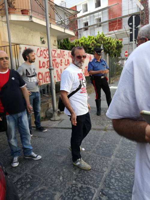 Lavoratori senza stipendio protestano sotto casa del ministro Di Maio: "Uè Uè Di Maio, allora?"