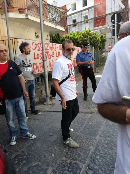 Senza lavoro e stipendio, protestano sotto casa del ministro: "Uè Uè Di Maio, allora?"