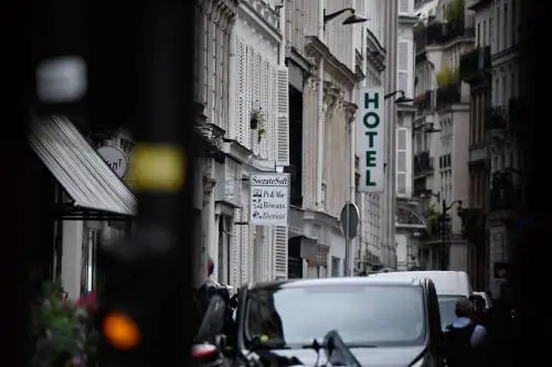 Parigi, uomo armato prende tre ostaggi