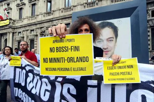 Dal voto un no ai clandestini Ma il Pd Tafazzi va in piazza