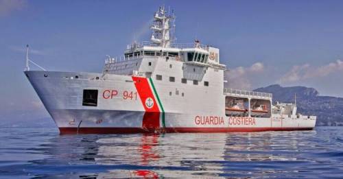 Catania, sbarcati quasi mille migranti salvati al largo della Libia dalla guardia costiera italiana