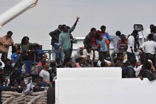 Nave Usa senza celle frigorifere: abbandonati in mare 12 corpi di migranti