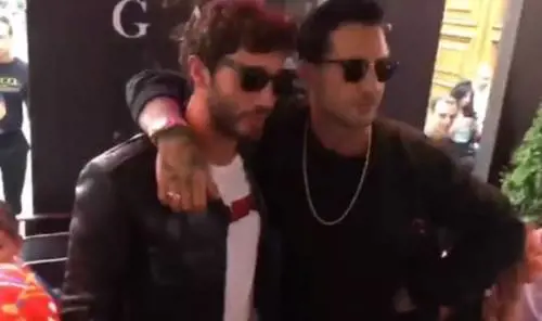 Fabrizio Corona e Stefano De Martino insieme: foto e abbracci al Pitti