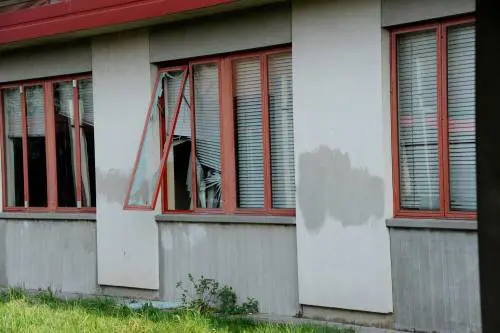 Studenti vandali: con un blitz notturno devastano la scuola