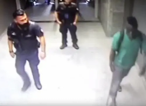 Senegalese si finge zoppo ma nasconde un fucile