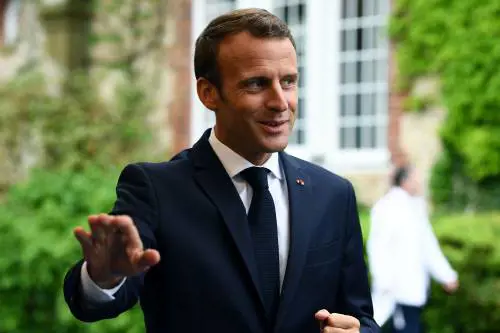 Parigi, bufera sull'Eliseo: "Macron contro la povertà e spende mezzo milione per i piatti"