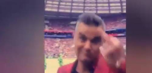 Via al Mondiale 2018: Robbie Williams fa il dito medio