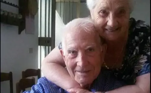 Marito e moglie uniti fino alla fine: lei muore accanto alla salma di lui
