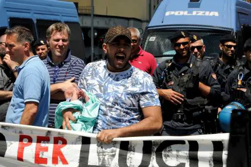 Uomo vuole buttarsi: sgombero choc