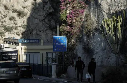 Le immagini che incastrano Macron