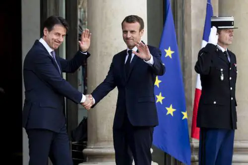 L'abbraccio mortale di Macron. Così Conte si inchina a Parigi